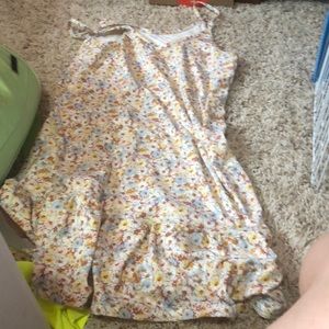 Size m women’s dress might be form fitting great condition never worn cute!!